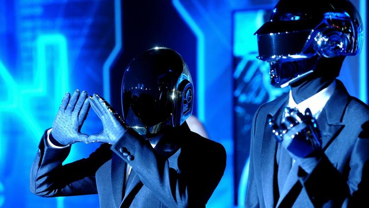 Les Daft Punk lors d'une avant-première du film "Tron" à Los Angeles, le 11 décembre 2010 [Frazer Harrison / Getty Images/AFP/Archives]