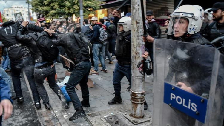 La police turque a fait usage de gaz lacrymogène et de balles en caoutchouc pour disperser une cinquantaine de membres de la communauté LGBT réunis près de la fameuse place Taksim d'Istanbul [OZAN KOSE / AFP/Archives]