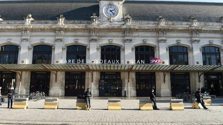 Des gens attendent devant la gare de Bordeaux le 23 janvier 2017 [NICOLAS TUCAT / AFP/Archives]