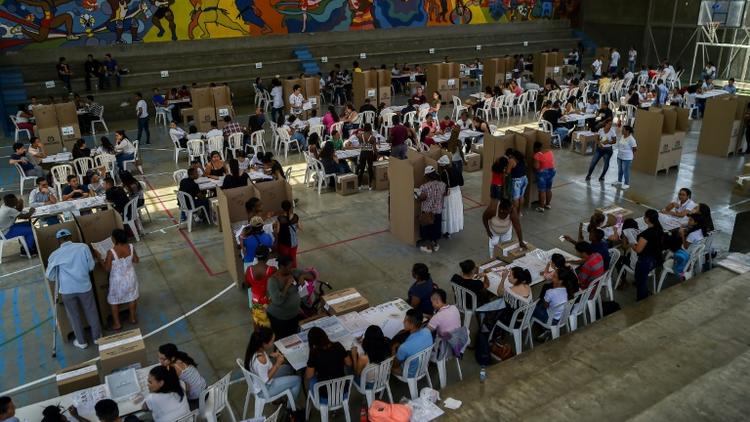 Des personnes font la queue pour voter à Cali, lors  des élections législatives en Colombier le 11 mars 2018 [Luis ROBAYO / AFP]