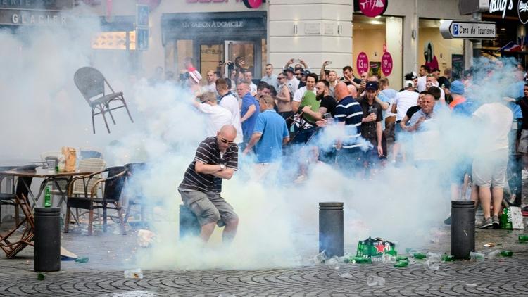 Des supporters anglais sont aspergés de gaz lacrymogènes lors de heurts avec la police à Marseille le 10 juin 2016 [LEON NEAL / AFP]