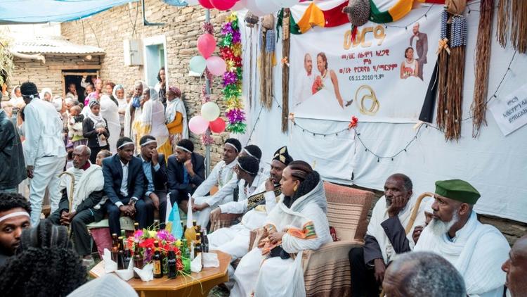 Le mariage de Solomon Aregawi et Yordanos H/Mariam dans la ville d'Alitena, le 12 juillet 2018.  A breakneck peace process between the former foes over the past six weeks hinges on Ethiopia's vow to finally abide by a 2002 United Nations ruling on the frontier, which states that Engal is in fact Eritrean. [Maheder HAILESELASSIE TADESE / AFP]