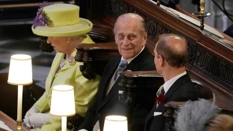 Le prince Philip (c) aux côtés de la reine Elizabeth II lors du mariage du prince Harry et de Meghan Markle, le 19 mai 2018 à la Chapelle St George à Windsor [Owen Humphreys / POOL/AFP/Archives]