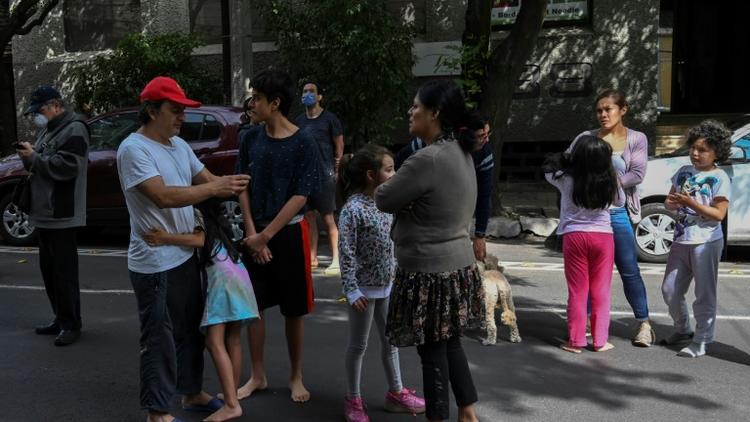 Des gens attendent dans la rue à Mexico après un séisme, le 23 juin 2020 [RODRIGO ARANGUA / AFP]
