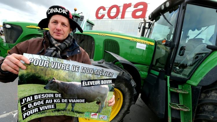 Les agriculteurs, à bout, multliplient les actions, notamment aux abords des zones d'activités commerciales. Photo prise à Reims, le 11 février 2016 [FRANCOIS NASCIMBENI / AFP]
