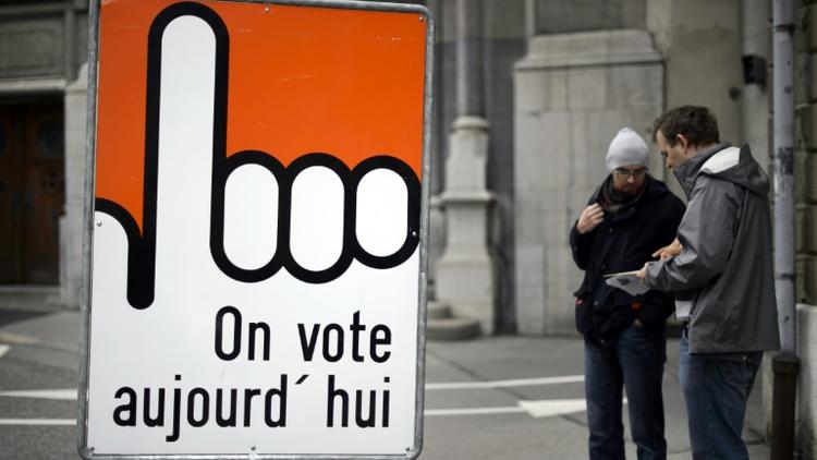 Panneau incitant à voter, lors d'une élection le 18 octobre 2015 à Fribourg en Suisse [FABRICE COFFRINI / AFP/Archives]