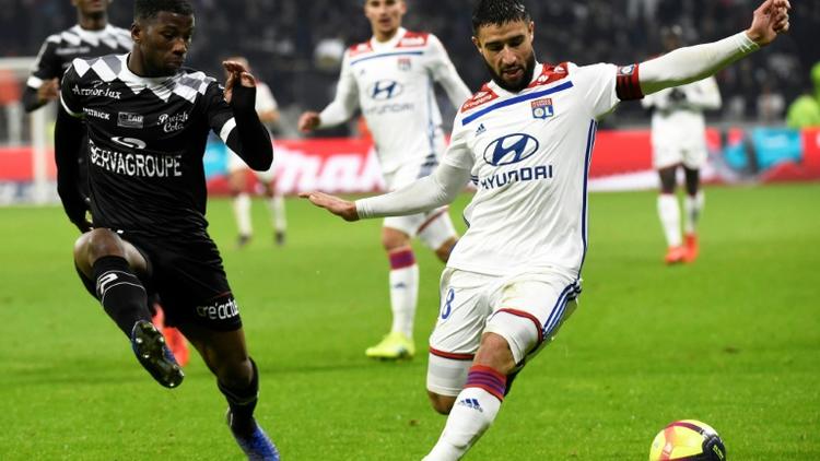 Le joueur de Lyon Nabil Fekir (d) buteur lors de la victoire à domicile sur Guingamp 2-1 en 25e journée de L1 le 15 février 2019 [JEAN-PHILIPPE KSIAZEK / AFP]