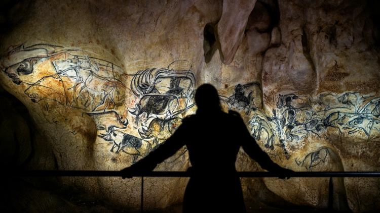 Une personne observe une reproduction à taille réelle des fresques de la cave Chauvet, à Vallon Pont d'Arc le 8 avril 2015 [JEFF PACHOUD / AFP/Archives]