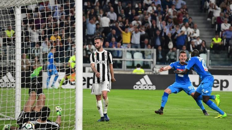 Le défenseur de Naples Kalidou Koulibaly (d) inscrit le but de la victoire à domicile face à la Juventus 1-0 le 22 avril 2018 [MIGUEL MEDINA / AFP]