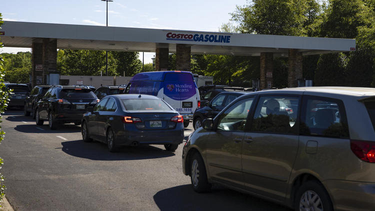 Les consommateurs faisaient la queue pour obtenir de l'essence, aggravant les pénuries