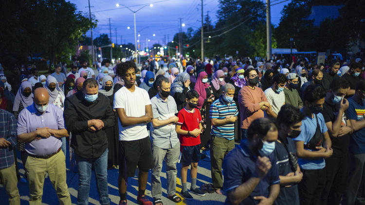 Des musulmans se sont réunis pour prier sur les lieux de l'attaque