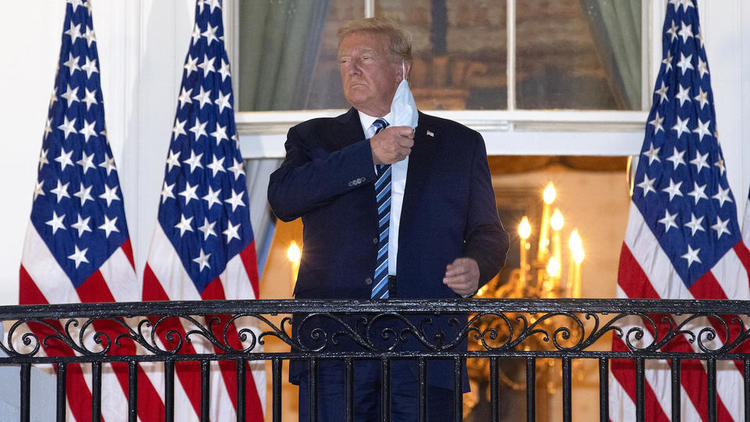 Donald Trump retire son masque quelques minutes après son retour à la Maison Blanche
