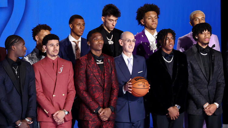 Le commissionnaire de la NBA, Adam Silver (au milieu), prenant la pose avec les joueurs de la Draft 2022.