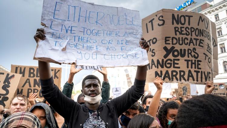 Environ 50.000 personnes, selon la police, ont manifesté à Vienne pour dénoncer la mort de  l'Afro-Américain George Floyd [JOE KLAMAR / AFP]
