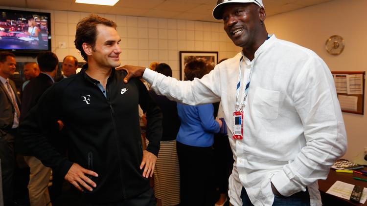 Le tennisman Roger Federer (à gauche) pose avec son idole Michael Jordan après le match du Suisse à l'US Open, le 26 août 2014 à New York  [Chris Trotman / AFP]
