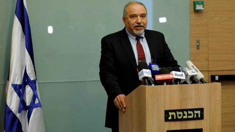 Le ministre israélien de la Défense, Avigdor Lieberman, annonçant sa démission lors d'une conférence de presse, le 14 novembre 2018 à Jérusalem [Menahem KAHANA / AFP]