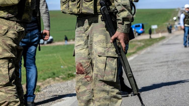 Du sang sur l'uniforme d'un soldat turc après l'attaque meurtrière d'un convoi militaire dans le sud-est de la Turquie, le 18 février 2016 [ILYAS AKENGIN / AFP]