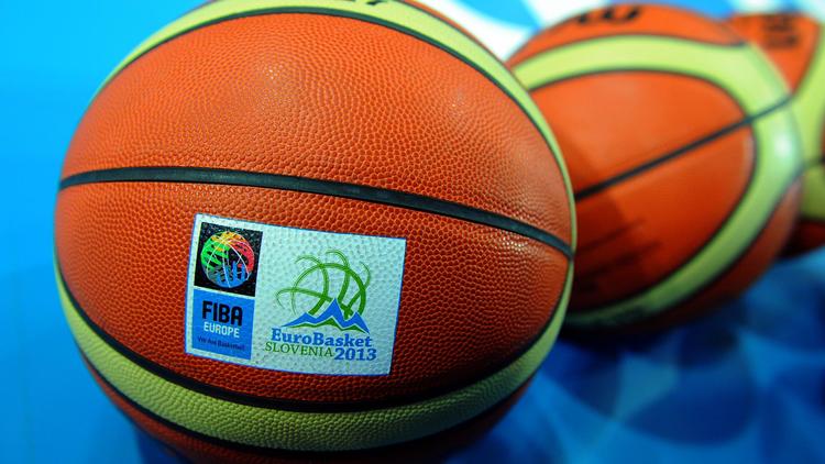 Le ballon officiel de l'Euro 2013, en Slovénie, avec le logo de la FIBA Europe, la fédération européenne de basket. Photo prise le 5 septembre 2013. [Andrej Isakovic / AFP/Archives]