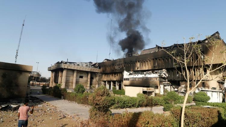 De la fumée s'élève le 7 septembre 2018  du siège du gouvernorat provincial à Bassora incendié ces derniers jours lors de manifestations [Haidar MOHAMMED ALI / AFP]