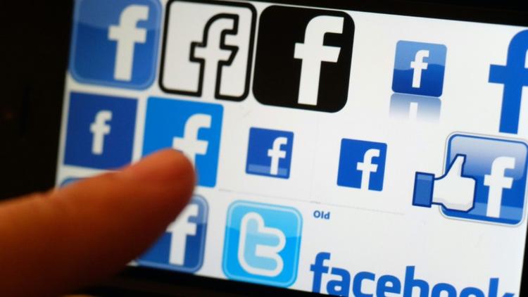 Différentes options s'offrent aux utilisateurs du réseau Facebook [SAM YEH / AFP]