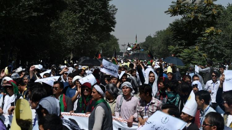 Des manifestants de la communauté hazara défilent contre un projet de ligne à haute-tension qui délaisse leur territoire à Kaboul en Afghanistan, le 23 juillet 2016 [WAKIL KOHSAR / AFP]