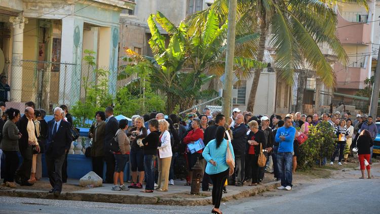 Des Cubains font la queue dans une rue de La Havane pour obtenir un visa leur permettant de voyager aux Etats-Unis, le 11 mars 2013 [Adalberto Roque / AFP/Archives]