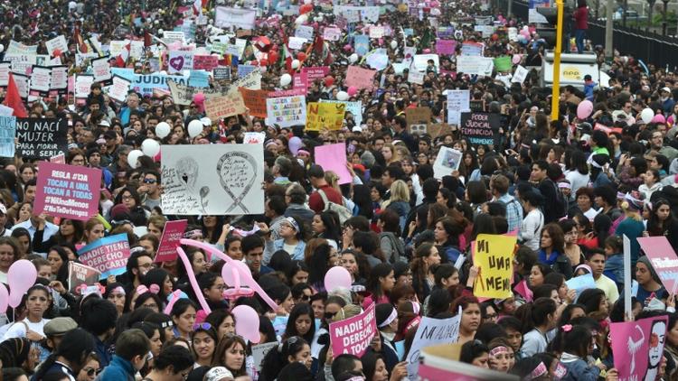 Des milliers de personnes manifestent contre les violences contre les femmes à Lima, le août 2016 [CRIS BOURONCLE / AFP]