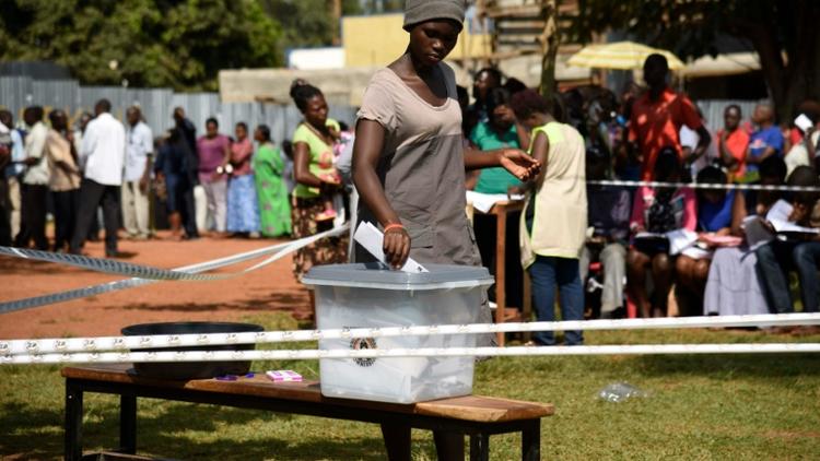 Une Ougandaise dépose son bulletin dans l'urne le 18 février 2016 à Mukono [Isaac Kasamani / AFP]