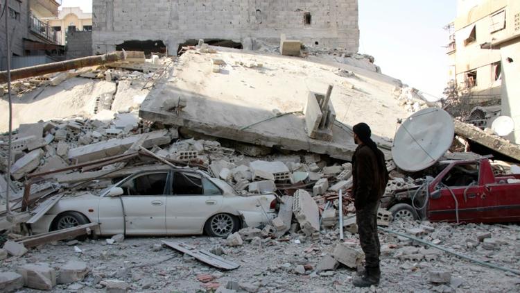 Photo des dégâts provoqués par des raids aériens attribués au régime syrien dans une localité de la Ghouta orientale, le 6 février 2018 [Hamza Al-Ajweh / AFP]