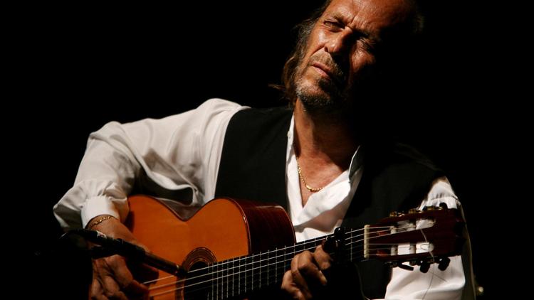 Le guitariste Paco de Lucia sur scène à Algeciras, sa ville natale, le 9 septembre 2006 [Jose Luis Roca / FILES/AFP/Archives]