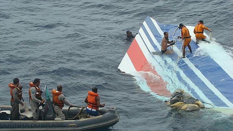 Photo publiée le 8 juin 2009 montrant des débris de l'avion récupérés après le crash du Rio Paris dans l'Atlantique  [HO / BRAZILIAN NAVY/AFP/Archives]