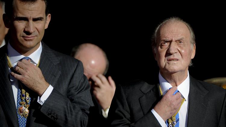 Le roi d'Espagne Juan Carlos (d) et son fils Felipe (g), le 27 décembre 2011 à Madrid [Pedro Armestre / AFP/Archives]