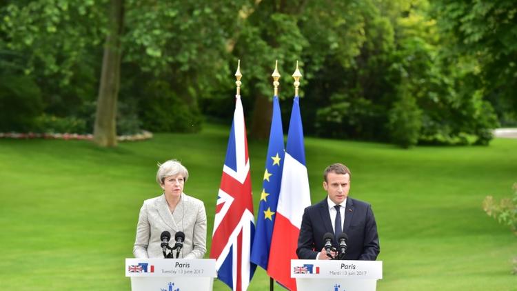 Theresa May (G) et Emmanuel Macron, le 13 juin 2017 à l'Elysée [CHRISTOPHE ARCHAMBAULT / AFP]