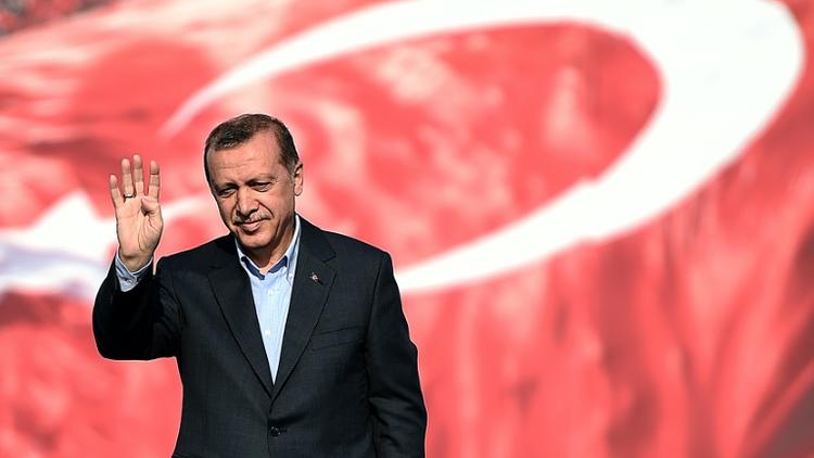 Le président turc Recep Tayyip Erdogan salue la foule rassemblée à Istanbul pour conspuer le PKK, le 20 septembre 2015 [OZAN KOSE / AFP]