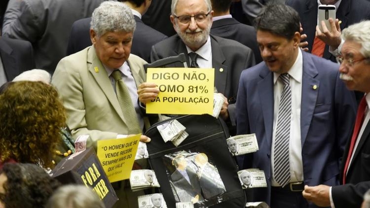 Des parlementaires de l'opposition brésilienne protestent bruyamment au sein même de l'hémicycle contre le président Michel Temer à Brasilia, le 2 août 2017 [EVARISTO SA / AFP]