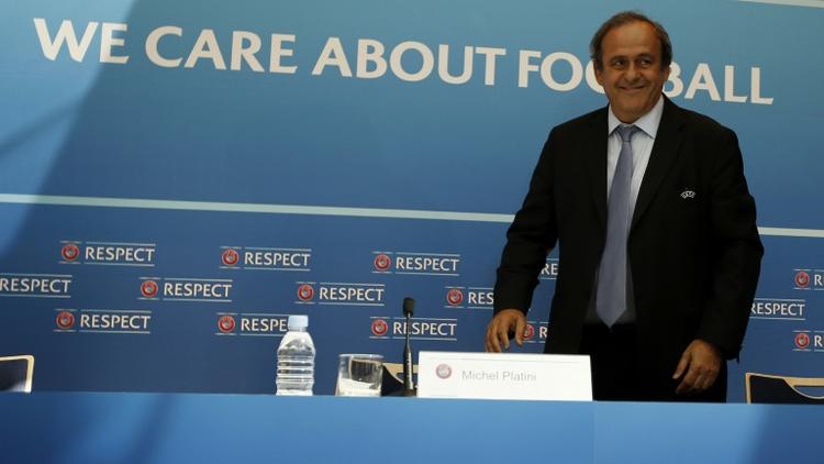 Michel Platini s'installe pour une conférence de presse à l'issue du tirage au sort des poules de l'Europa League, le 28 août 2015 à Monaco [VALERY HACHE / AFP]