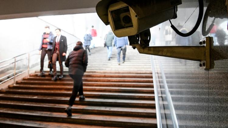 Une caméra de surveillance dans un passage souterrain, le 27 janvier 2020 à Moscou [Kirill KUDRYAVTSEV / AFP]