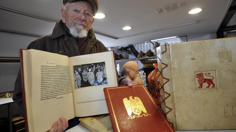 Présentation le 22 novembre 2013 à La-Roche-sur-Yon d'objets ayant appartenu à Hitler [Frank Perry / AFP/Archives]