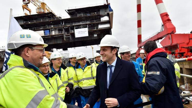 Emmanuel Macron avec des employés des chantiers navals STX de Saint-Nazaire, le 1er février 2016 [LOIC VENANCE / AFP]