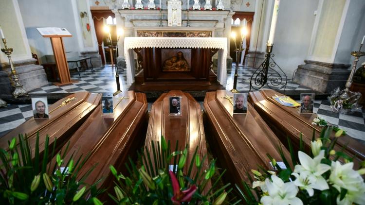 Photo prise le 21 mars 2020 de cercueils dans une église de Serina, près de Bergamo en Italie, qui a enregistré près de 5.000 décès en un mois [Piero Cruciatti / AFP]