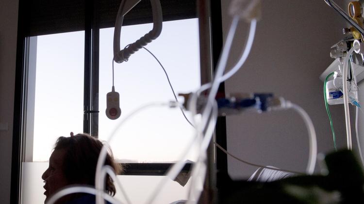 Une personne hospitalisée pour un cancer [Alain Jocard / AFP/Archives]