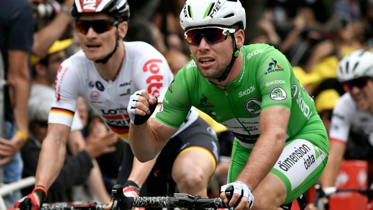 Le Britannique Mark Cavendish (Dimension Data, droite) franchit la ligne d'arrivée de la 3e étape du Tour de France, entre Granville et Angers, le 4 juillet 2016 [jeff pachoud / AFP]