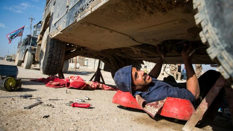 Un mécanicien des forces irakiennes à Mossoul, le 17 novembre 2016 [Odd ANDERSEN / AFP]