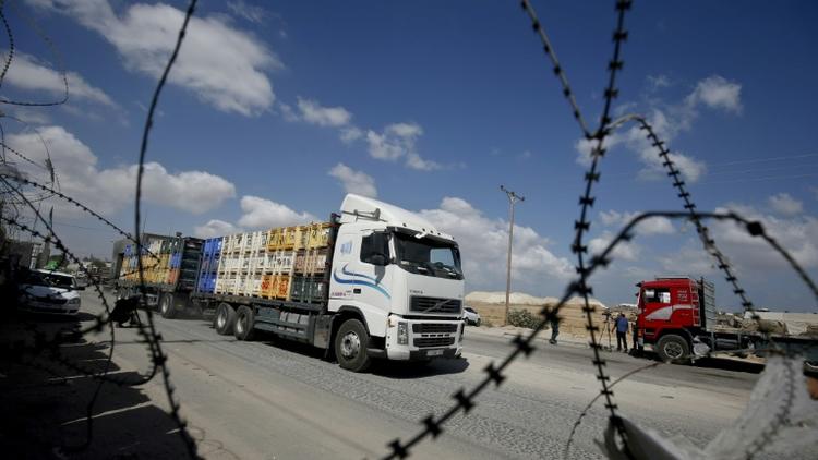 Un camion chargé de marchandises au point de passage de Kerem Shalom entre Israël et la bande de Gaza le 15 août 2018 [SAID KHATIB / AFP]