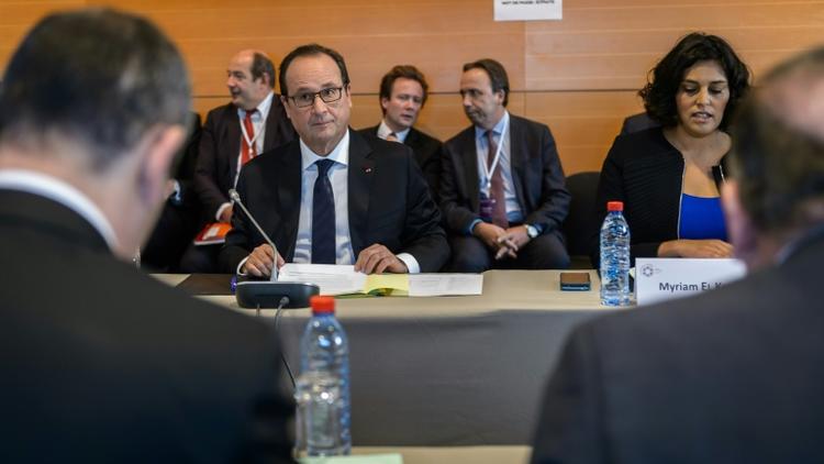 Le président François Hollande et la ministre du travail Myriam el Khomry à l'ouverture de la conférence sociale le 19 octobre 2015 à Paris [CHRISTOPHE PETIT TESSON / POOL/AFP]