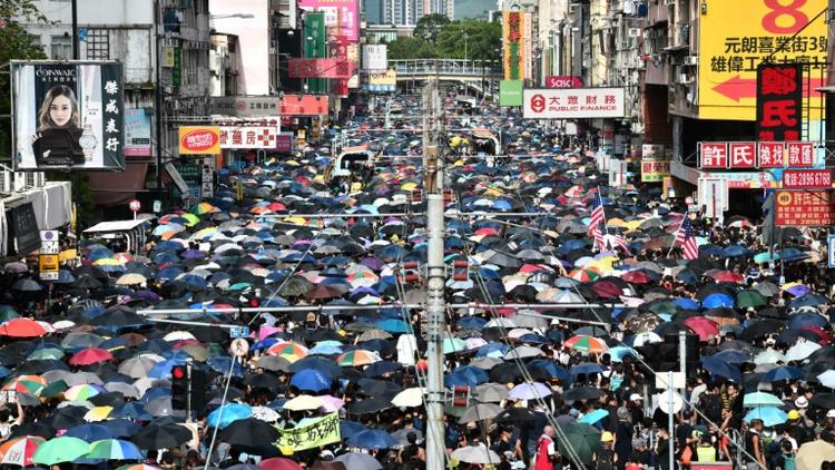 Des manifestants hong-kongais défilent dans les rues de Yuen Long, près de la frontière avec la Chine, le 27 juillet 2019 [Anthony WALLACE / AFP]