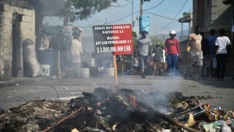 Des barricades érigées par des manifestants dans les rues de Port-au-Prince, le 21 novembre 2018 [HECTOR RETAMAL / AFP]