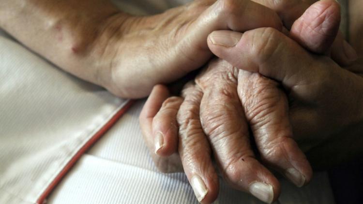 Une infirmière tient la main d'une malade d'Alzheimer à Lutterbach le 21 septembre 2009 [SEBASTIEN BOZON / AFP/Archives]