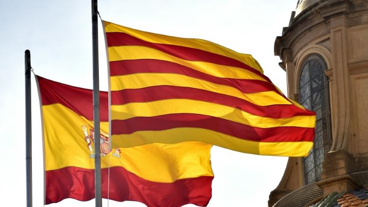 les drapeaux espagnol et catalan devant le siège du gouvernement régional le 26 septembre 2015 à Barcelone [GERARD JULIEN / AFP]