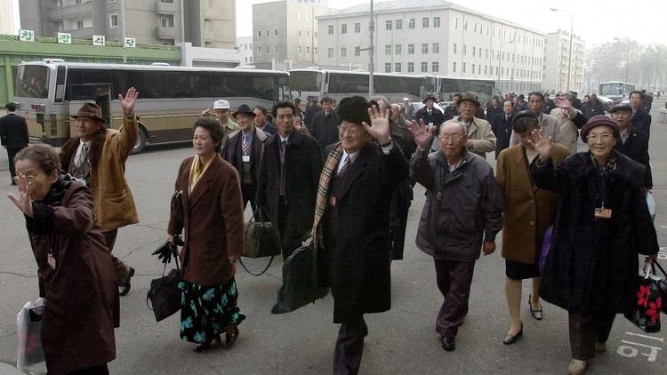 Des Sud-Coréens arrivent à Pyongyang, en Corée du Nord pour rencontrer des membres de leurs familles dont ils ont été séparés par la guerre, le 30 novembre 2000 [ / POOL/AFP/Archives]